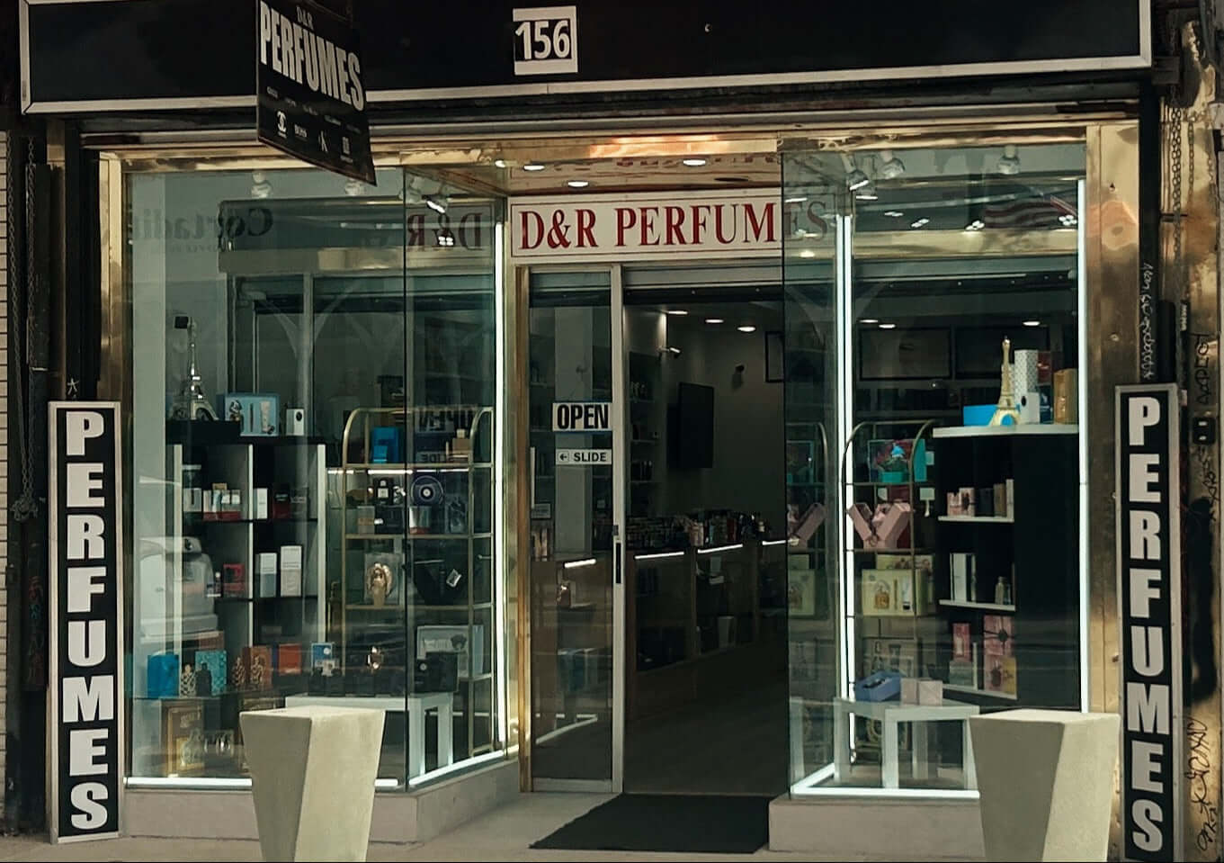 D&R Perfum store front with glass windows and visible products inside.
